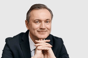 Без плана у него паника. Написал план, пусть даже неосуществимый — уже ему легче. Потом идёт обратная связь от окружения: говорят, что план плохой. Он обижается, злится, считает, что все плохие, но затем всё равно его меняет. Тут именно синтез стресса и препаратов.