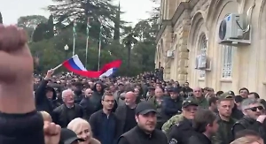 «Наше будущее — только с Россией!» Протестующие в Абхазии подняли флаг РФ