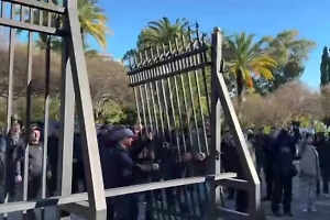 В Абхазии протестующие демонтируют «забор позора» у здания парламента