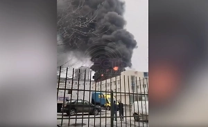 Мощный пожар охватил больницу в Екатеринбурге, люди прыгают от огня из окон