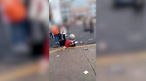 Внедорожник на полном ходу протаранил детей у школы в Китае, вход усеян пострадавшими