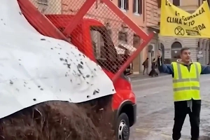 В Риме протестующие навалили кучи навоза у здания МВД