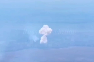 Опубликовано видео сброса ФАБ-1500 на солдат ВСУ в Курской области
