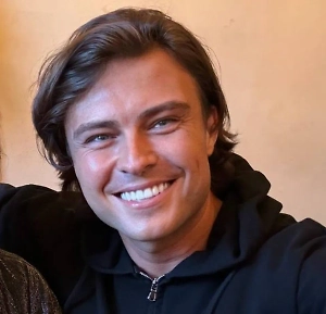 Своей матери в этом году, на 60-летний юбилей, я хороший подарок сделал. Достойный. Так что не хочу хвастаться. Потому что это подарок маме, а не показушная история, чтобы все удивились.