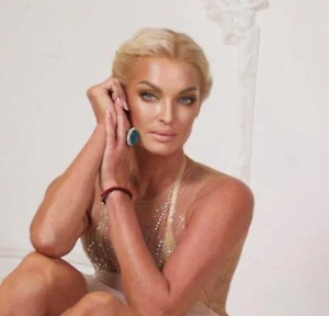 Неожиданный сюрприз, неожиданный подарок, неожиданный просто звонок или неожиданно сказанное приятное, доброе слово — это гораздо приятнее, чем в тот момент, когда мы этого ожидаем. Я вообще счастливая мама, могу сказать, и дочь счастливая тоже.