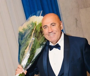 Главный подарок — это внимание. Потому что, знаете, по себе знаю, юные люди всегда задействованы в работе, в каких-то делах. Не всегда хватает времени пообщаться с родителями, потому что интересы разные. Поэтому, конечно, хотелось бы, чтобы находили время для родителей.