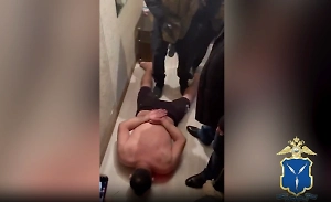 СОБР кувалдой выбил дверь квартиры, где прятался убийца водителя «Оки» в Марксе