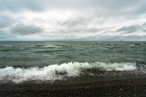 Россиянку смыло штормовой волной и унесло в море в Таиланде, трагедия попала на видео