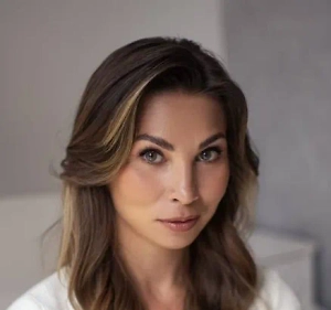 Поставьте цели на наступающий год. Подумайте, сколько прекрасных перемен к лучшему он может вам принести. Распишите план для их достижения, разбейте его на маленькие шаги. И чем подробнее, тем понятнее вам будет путь до результата. Заведите адвент-календарь. Можно отдельно завести его и для себя, и для ребёнка. Но если дети каждый день достают оттуда сладости, вы можете выбрать для себя вариант для взрослых. Например, это адвент-календарь с косметикой, духами.