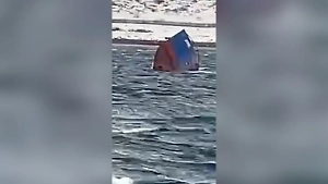 Маломерное судно с девятью туристами и капитаном затонуло у Териберки