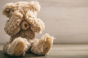 Выходил поесть ночью и прятался обратно: Ребёнок сбежал в магазин из-за зверских избиений отчима