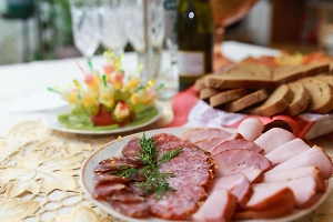 Мясной клей обнаружили в продукции крупного бренда колбас и сосисок