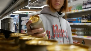 «Ненормальная ситуация»: Сомелье и Онищенко поспорили, нужно ли запрещать продавать алкоголь до 21 года