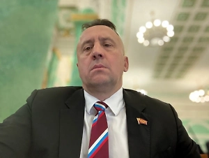 Со стороны Украины воюют настоящие нацисты и сатанисты, правнуки Бандеры и Шухевича, которые наслаждаются издевательствами над любыми живыми существами. Извращённые ритуалы и откровенное поклонение злу стали визитной карточкой этих батальонов.