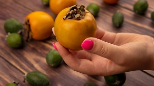 Назван простой способ сделать так, чтобы хурма «не вязала» во рту