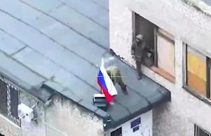 Российские военные подняли триколор над школой в Курахове