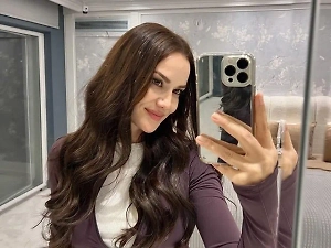 Жена Бурака Озчивита Эвджен насладилась прогулками по предновогодней Москве