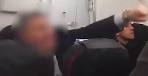 «Я тебе очко разобью»: Пьяный помощник депутата Госдумы устроил дебош в самолёте и был уволен