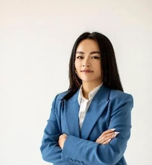 Наиболее значительным открытием в объяснении человеческого интереса к умами является то, что в грудном молоке содержится большое количество глутамата (примерно в 6–9 раз больше, чем в коровьем). У младенцев примитивные вкусовые рецепторы, и считается, что материнское молоко передаёт всего два вкуса: сладкий (за счёт лактозы) и умами (благодаря глутамату). Получается, что глутамат сопровождает нас практически с момента рождения.