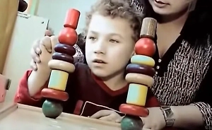 Ел объедки и выл на луну: Воспитанный собакой мальчик-маугли получил два образования