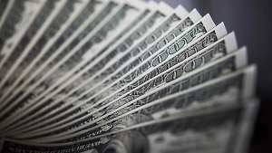 Экономист назвал временным падение курса доллара ниже 100 рублей