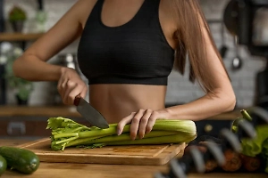 Учёные выяснили, что дочери жёстких матерей чаще ограничивают себя в еде