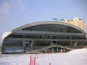 Момент гибели рабочего при разборке горнолыжного комплекса «Снежком» попал на видео