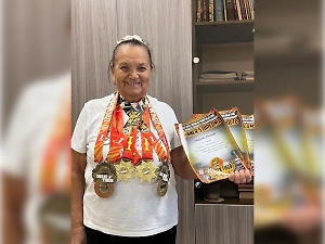 Пенсионерка из Татарстана попала в Книгу рекордов РФ за достижения в армлифтинге