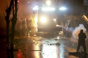 Спецназ оттеснил протестующих от здания грузинского парламента