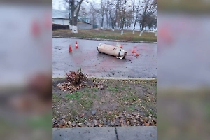 Военкор Котенок показал двигатель от ракеты ATACMS, атаковавшей Таганрог