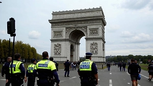Во Франции полиция эвакуировала людей из-за угрозы взрыва Триумфальной арки
