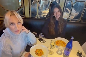 Кристина Орбакайте провела вечер с повзрослевшей дочкой в ресторане в Нью-Йорке