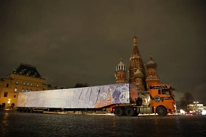 Праздник к нам приходит: Дед Мороз привёз в Кремль главную новогоднюю ёлку страны