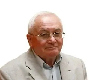 Что касается Российской Федерации, у нас Конституция была в 1918 году Советской России, в начале 20-х, потом знаменитая Конституция 1936 года, которая называется Сталинской. Говорят, что в тот период времени она была самой прогрессивной Конституцией в мире. Новая Россия, которая стала выстраивать свою новую политическую систему и конституцию, оглядывалась на американскую и французскую конституции. Специалисты конституционного права говорили, что наша Конституция – это некая компиляция из Конституций Французской и Американской. Принцип разделения властей: исполнительной, законодательной, судебной, принцип сменяемости и ограничения, которые у нас были на два срока введены и так далее.