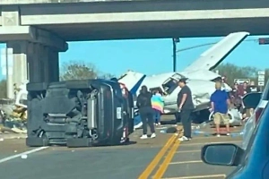 Двухмоторный самолёт рухнул на оживлённую трассу и разломился пополам в Техасе