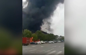 В Китае дрон врезался в Олимпийский стадион и устроил пожар, есть пострадавший