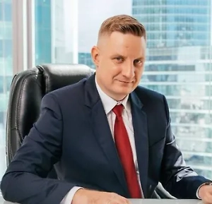 Дело может быть и в физическом здоровье: некоторые соматические заболевания могут имитировать симптомы депрессии. Например, человек никак не может проснуться с утра — выглядит как апатия, а на деле это может быть пониженный уровень кортизола. Если понижены уровни серотонина и дофамина, тоже появятся симптомы депрессии — эти нейромедиаторы очень важны для эмоционального равновесия.