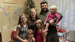 Многодетная семья сбежала из США в РФ, не желая мириться с тем, что два папы или две мамы — норма