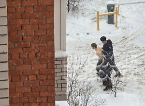 Камеры сняли «голую» драку родителей-наркоманов из Владимира с рыдающим малышом на руках