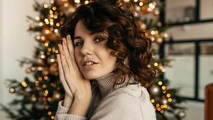 Упор на натуральность: Мастер по волосам дал советы по выбору причёски на Новый год