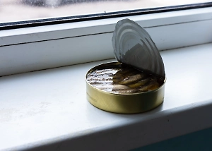 Две россиянки заболели ботулизмом из-за шпрот, которые продаются в каждом магазине