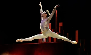 Танцовщик с татуировкой Путина на груди покинул Россию и оставил послание