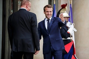 Алиев разглядел в беспорядках в Грузии «торчащие уши» Макрона