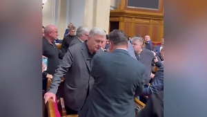 На Украине депутаты Рады устроили драку, обсуждая меры против защитника русского языка