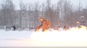 «Охотник за привидениями» из мэрии вышел спасать Петербург от снега с огнемётом