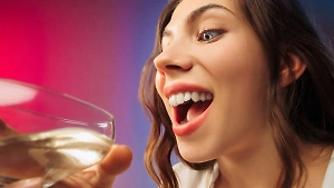 Разрушают эмаль и приводят к кариесу: Стоматолог раскрыла, какие новогодние напитки вредны для зубов