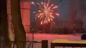 Пермские подростки устроили опасную перестрелку фейерверками прямо во дворе школы