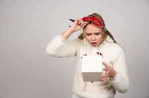 Ношеные носки и просрочка: Американка получила мерзкий подарок от Тайного Санты