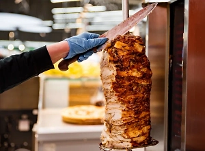 Никаких плевков и коек у вертела: Вскрылись новые «жёсткие» требования к шаурме по ГОСТу