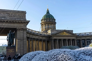 Избавилась от мирского: Юная нагая дева ломилась утром в Казанский собор